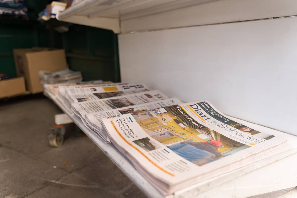 Diversos diaris al quiosc de la ronda de Zamenhoff - David Chao Diversos diaris al quiosc de la ronda de Zamenhoff