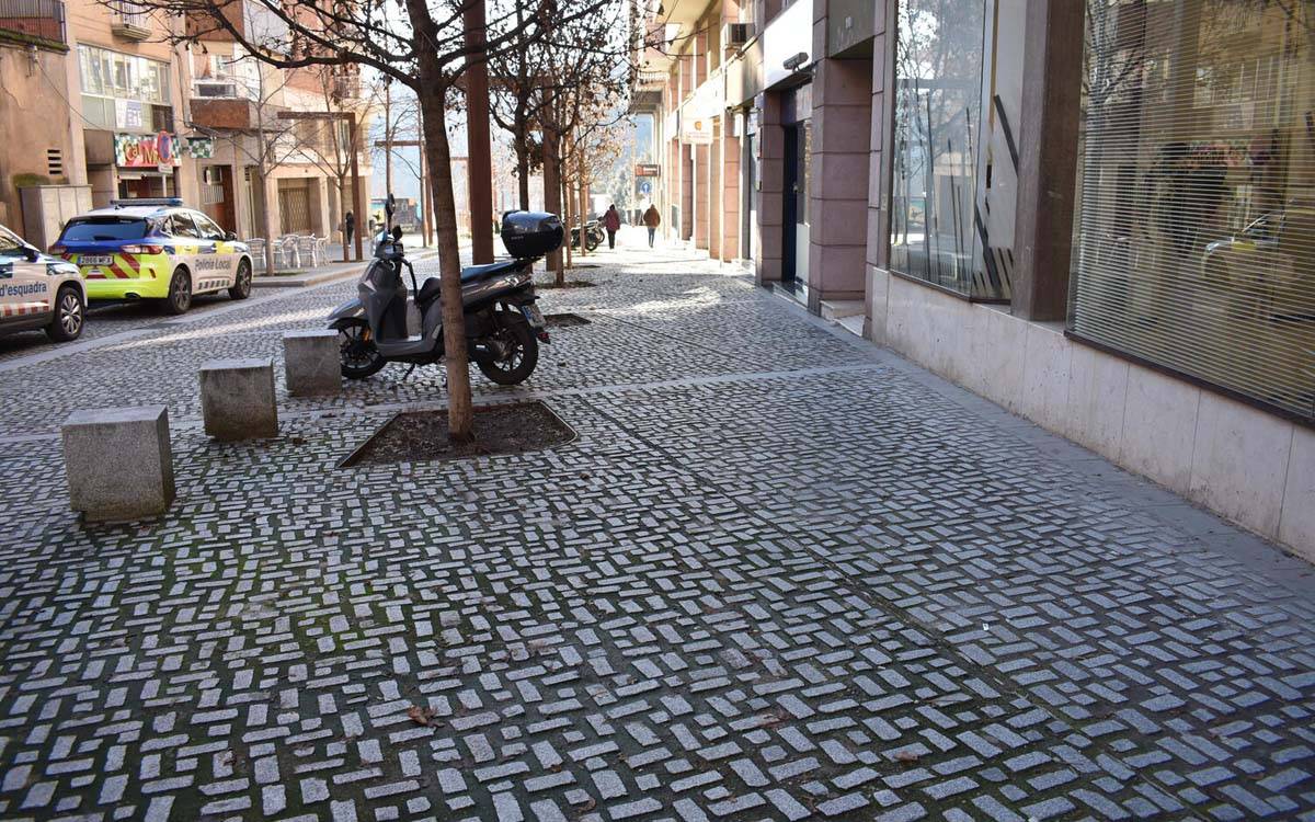 Comencen els treballs de reparació del paviment del passeig de la República