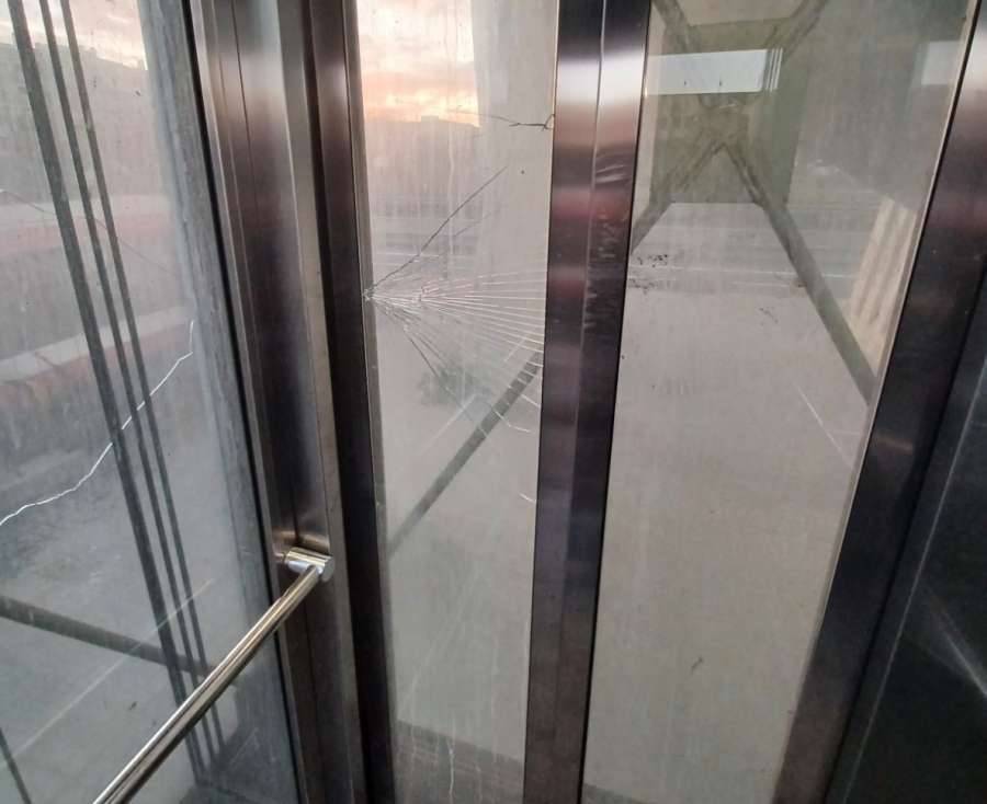 Vidres trencats en l`ascensor de la C-17 a Montcada i Reixac