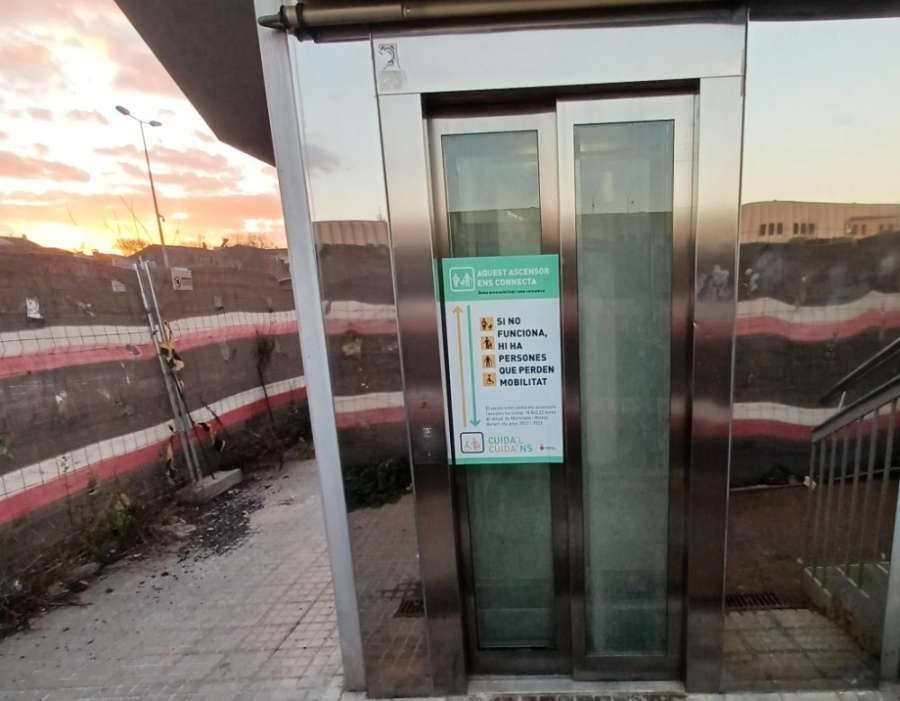 Vidres trencats en l`ascensor de la C-17 a Montcada i Reixac