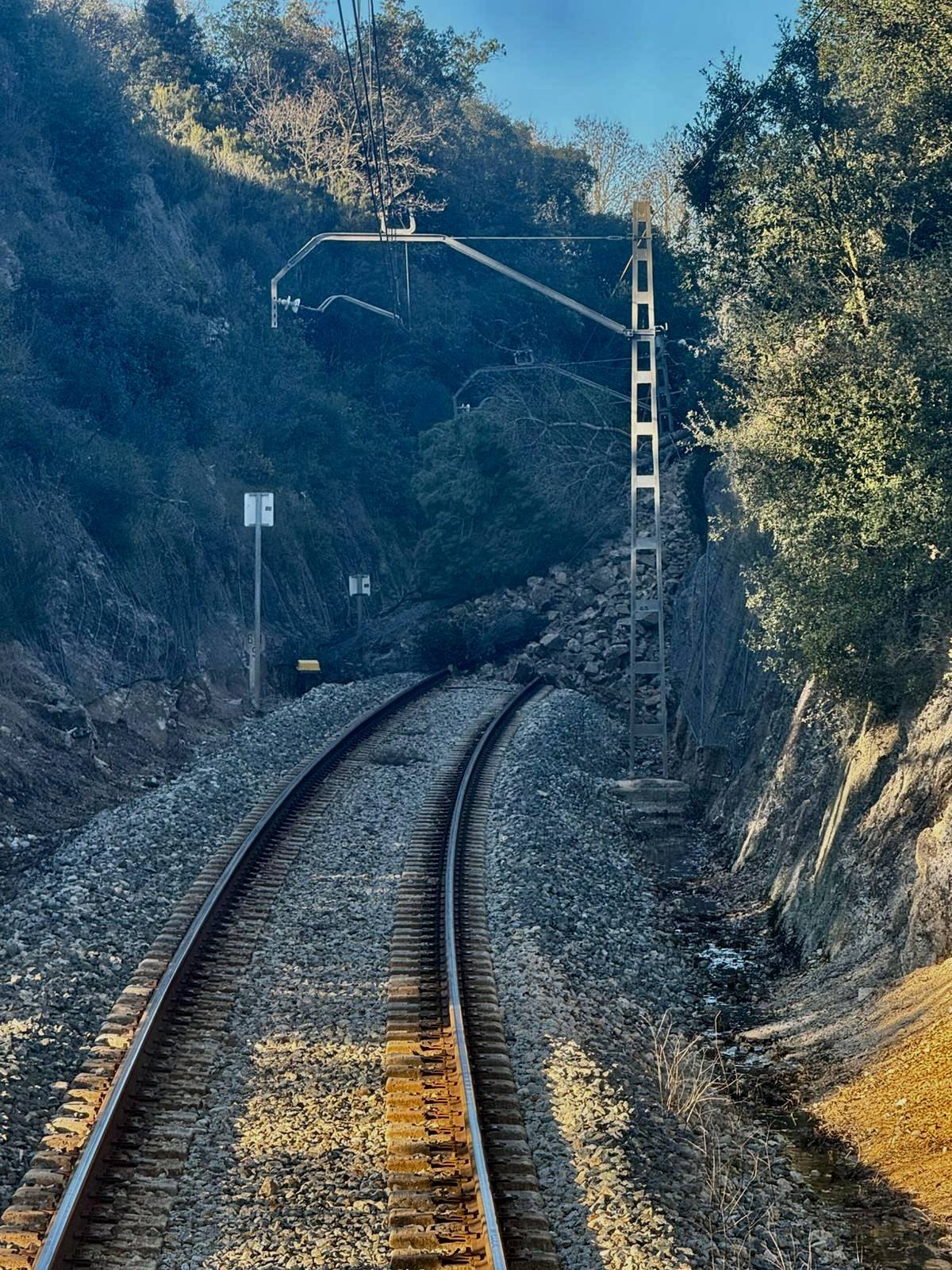 Tallada l'R1 entre Maçanet-Maçanes i Blanes per un despreniment