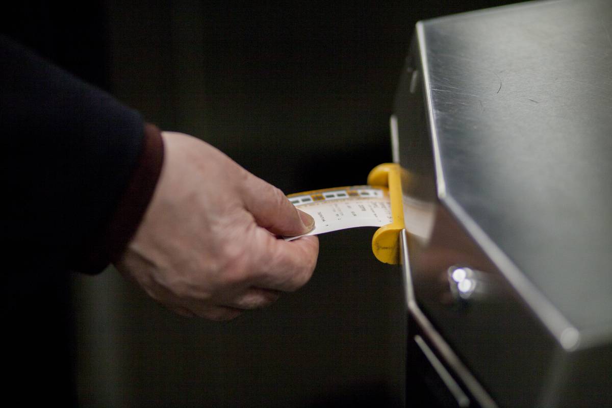 Un home passant el tiquet