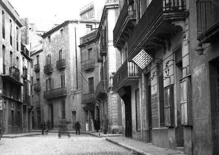 Imatge del carrer de la Rutlla, l`any 1935. A la dreta, es pot observar el local de la Matalasseria Martínez - FONS RAGÓN - ARXIU MUNICIPAL Imatge del carrer de la Rutlla, l`any 1935. A la dreta, es pot observar el local de la Matalasseria Martínez