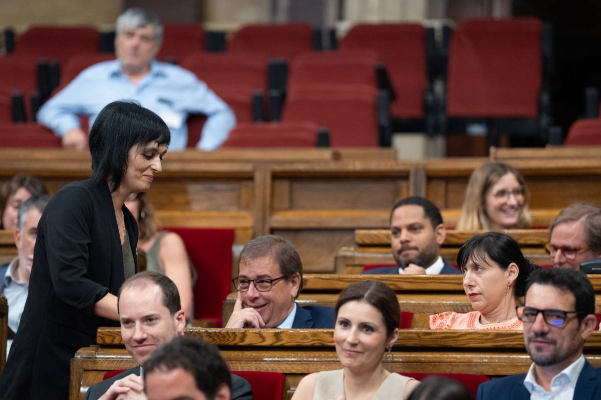 Sílvia Orriols, a prop d'Ignacio Garriga, al Parlament. - Europa Press