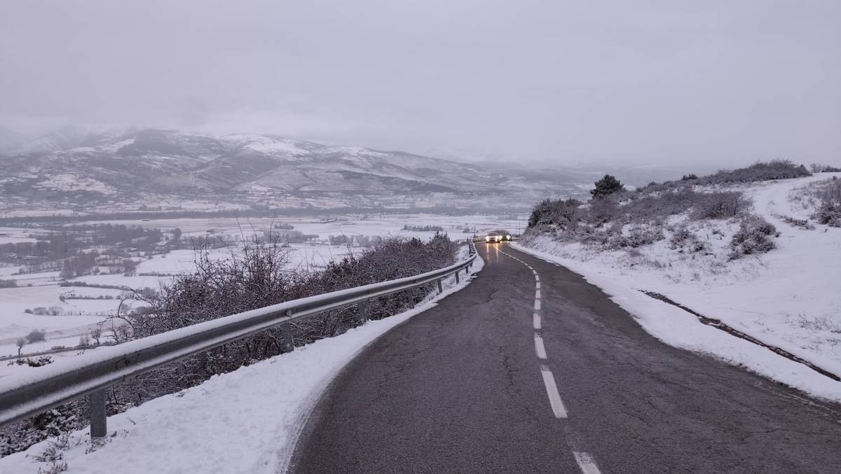 Una carretera del Pirineu ben nevada aquest dissabte al matí - ACN