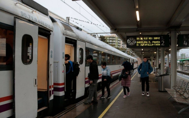 Desconcert entre els usuaris de regionals a Tarragona en una nova jornada crítica a la xarxa ferroviària