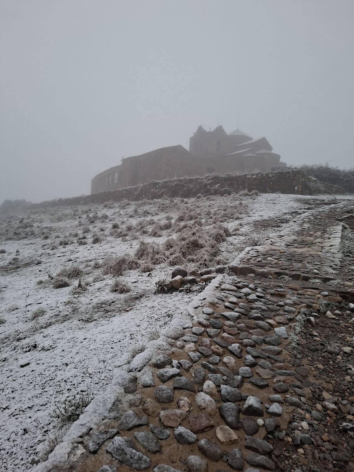 Cau una altra nevada: la Mola enfarinada per segona vegada en poques setmanes