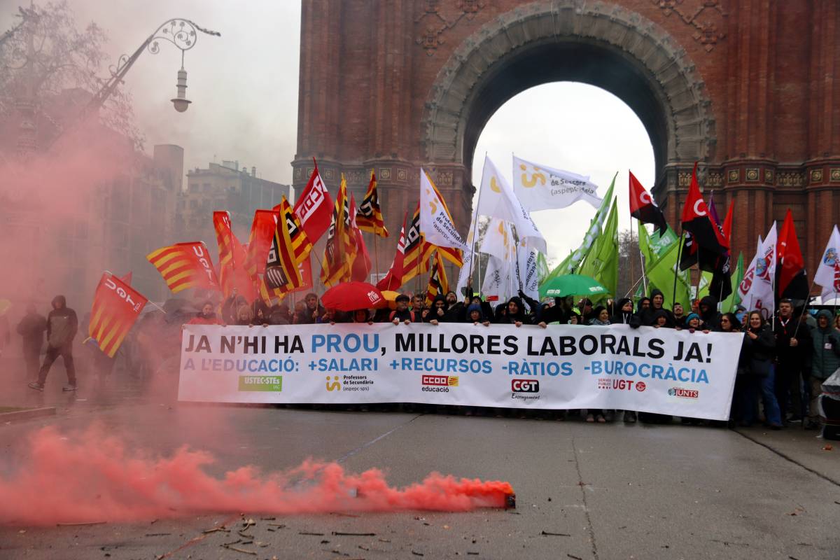 Els sindicats educatius es manifesten a Barcelona per demanar millores salarials