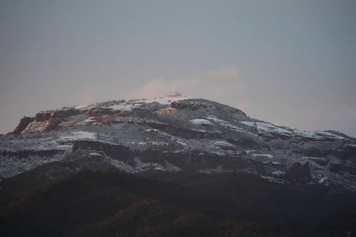 La Mola es lleva enfarinada i podria caure més neu al Vallès