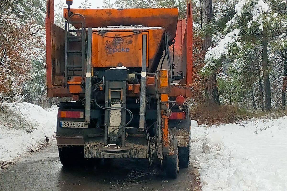 Un camió llençant sal a la via - Un camió llençant sal a la via