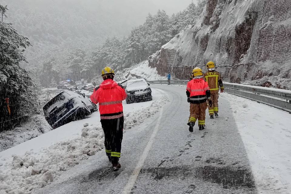 Els bombers han atès 40 vehicles bloquejats a la C-462 a Navès 
