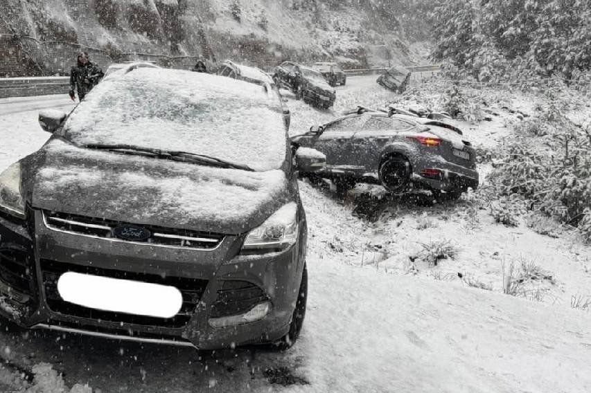 Vehicles atrapats a la neu - Bombers 