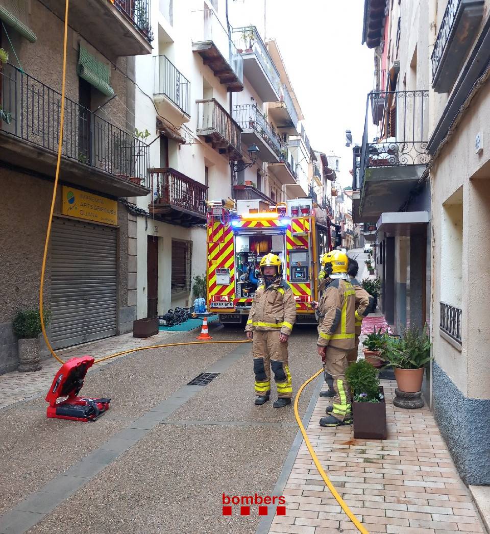 Extinció ràpida d’un foc de xemeneia evita danys en un edifici d’Oliana
