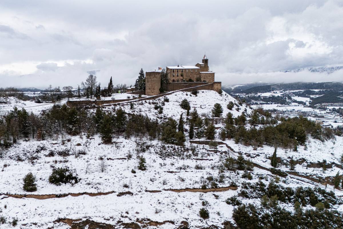 El Castellvell d'Olius emblanquinat per la neu - Jordi Borràs 