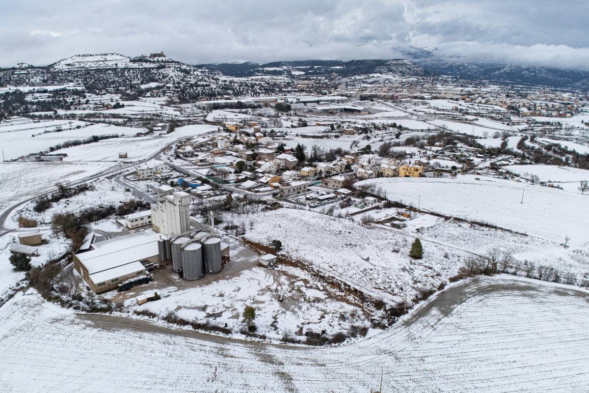 El barri de Cal Llarg, al sud de Solsona, emblanquinat després de la nevada - Jordi Borràs 