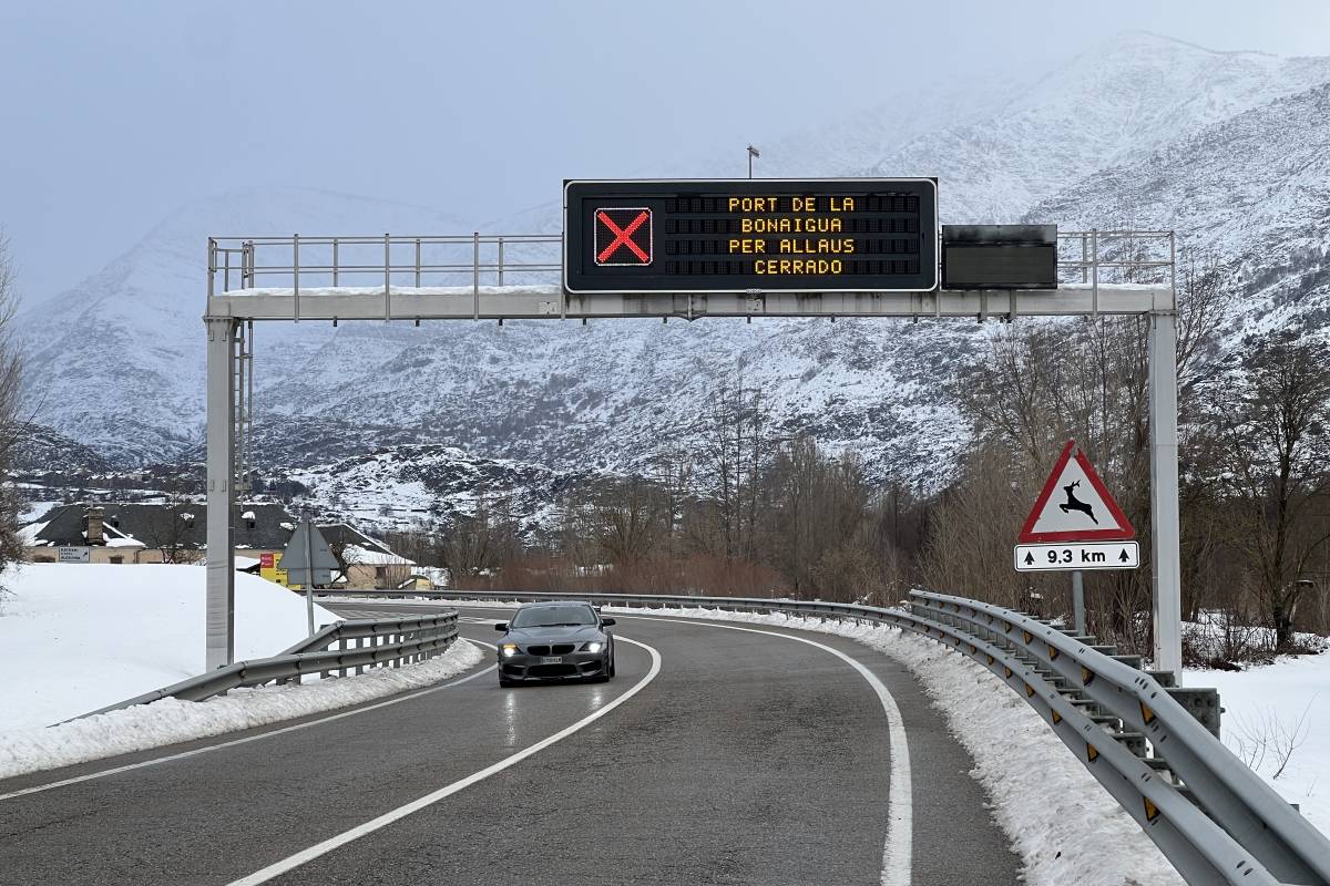 Quatre carreteres tallades i una desena amb cadenes obligatòries al Pirineu per la nevada