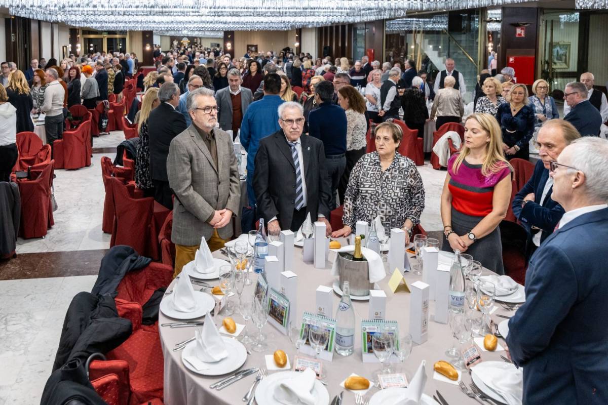 Minut de silenci en record de les víctimes de l`accident d’Adamuz - JUANMA PELÁEZ Minut de silenci en record de les víctimes de l`accident d’Adamuz