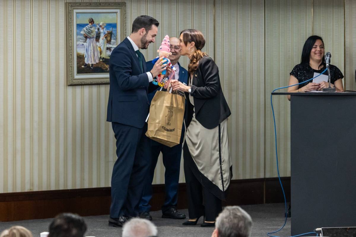 Farrés entrega el peluix del Llaminer a Maestre - JUANMA PELÁEZ Farrés entrega el peluix del Llaminer a Maestre