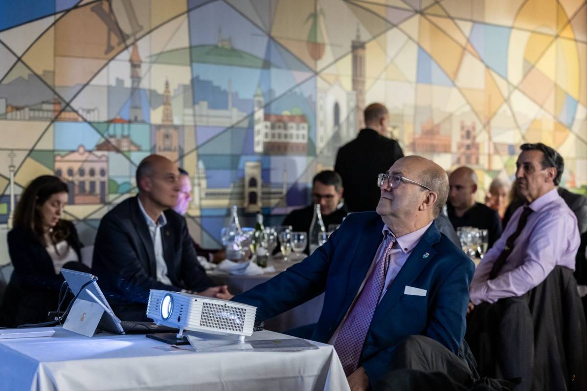 El president de l’agrupació, Joaquín Lesmes, compartint el videoresum de l`any - JUANMA PELÁEZ El president de l’agrupació, Joaquín Lesmes, compartint el videoresum de l`any