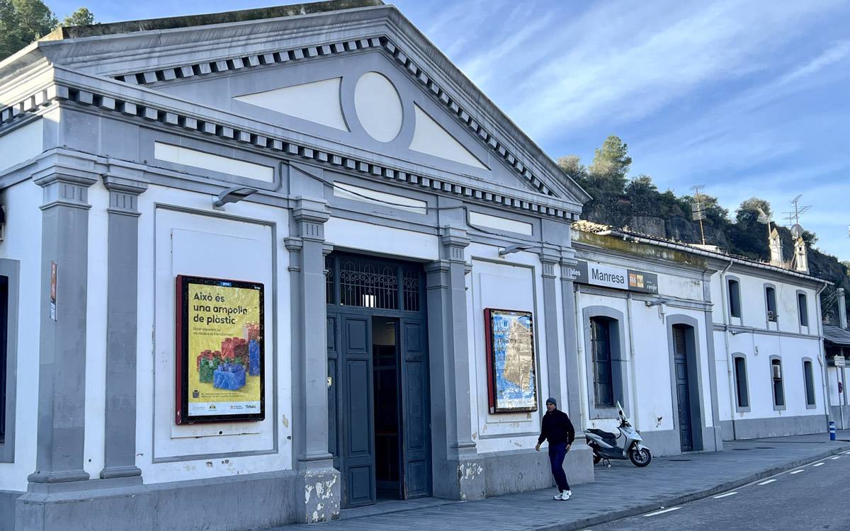 Els pocs usuaris que arriben a l'estació de l'R4 a Manresa són dirigits als FGC
