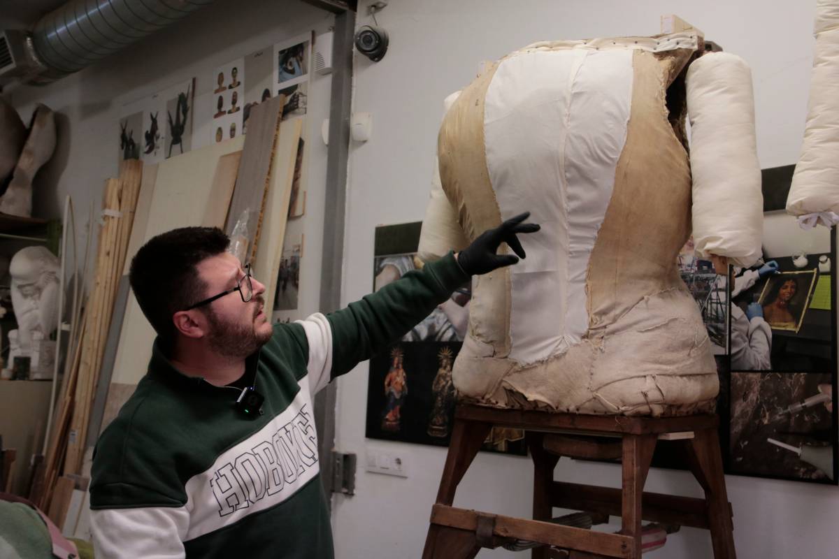 El gerent del Taller Avall, Aleix Alvarez, mostra els cossos dels gegants vells de l'Arboç  - ACN-Ariadna Escoda