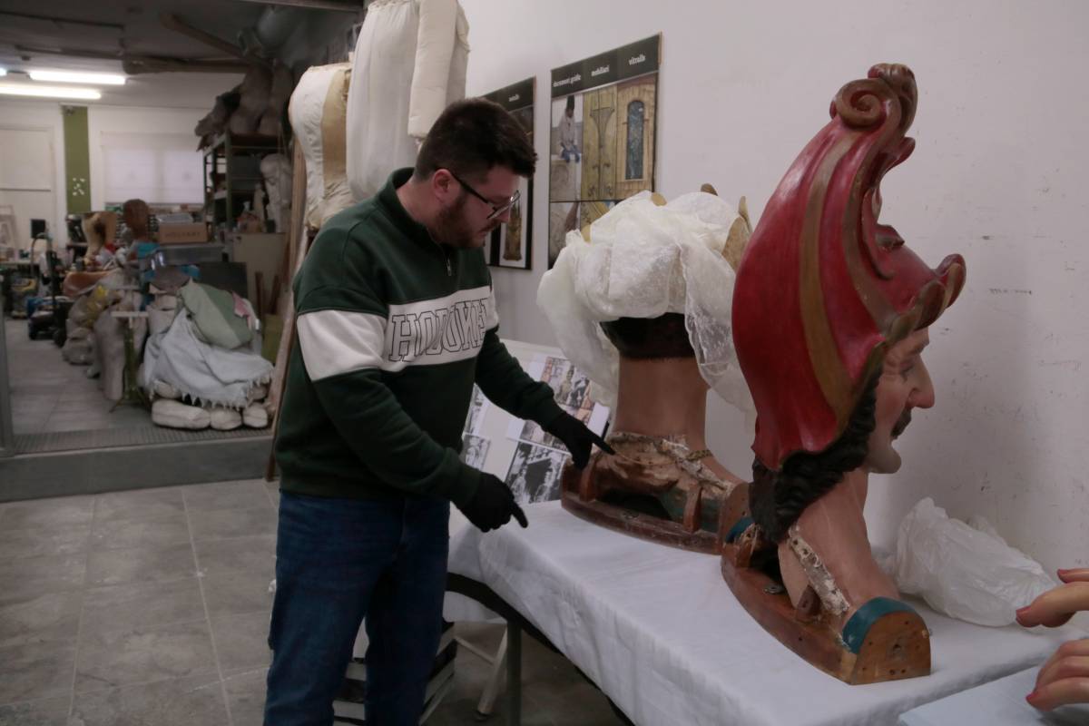 El gerent del Taller Avall, Aleix Alvarez, mostra la part posterior dels gegants vells de l'Arboç - ACN-Ariadna Escoda