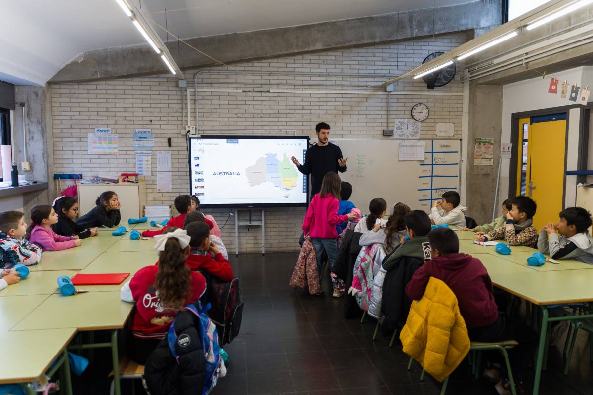 El Ryan, davant d`alumnes de primària de l`escola Torreguitart
