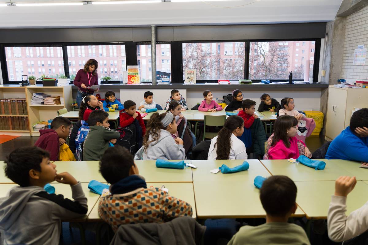 Els alumnes de l`escola, mentre el Ryan els explica curiositats d`Austràlia