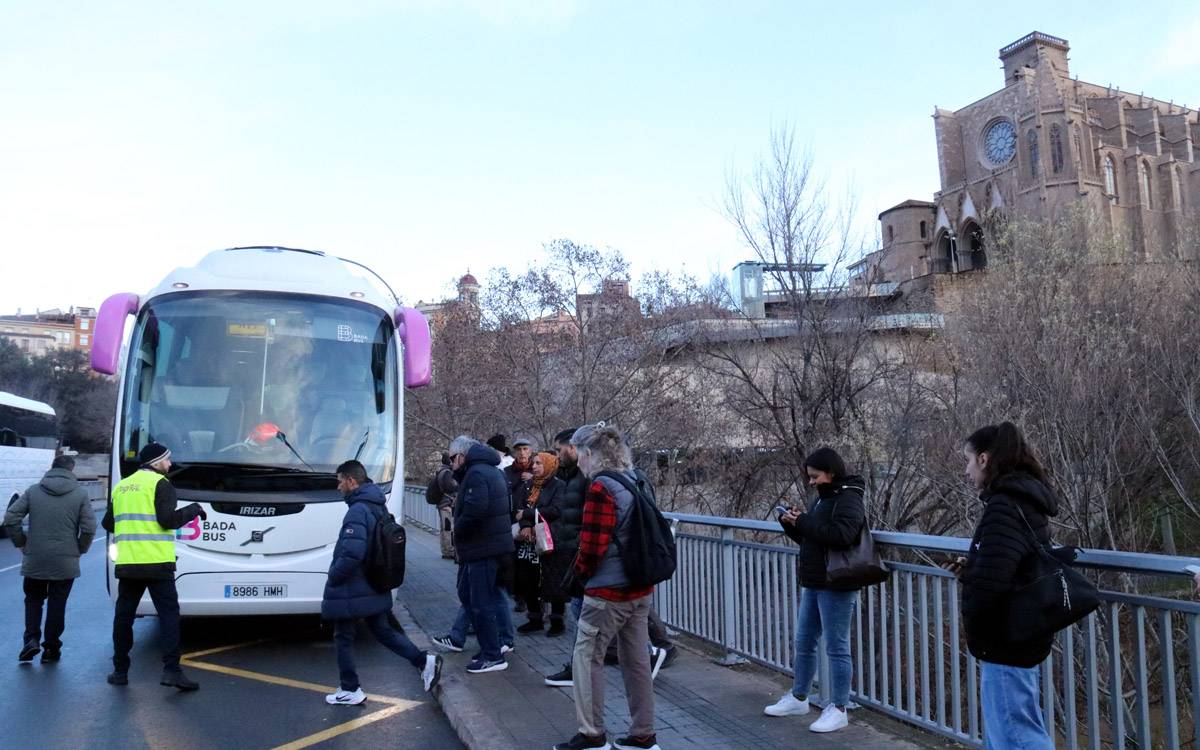 Cues a Manresa per agafar el transport alternatiu de Renfe cap a Terrassa