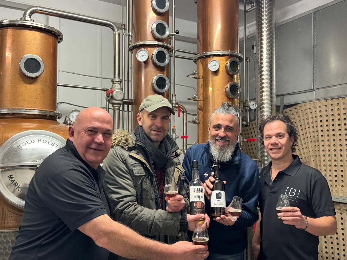 Els socis de Birrum i els productors del whisky basc.