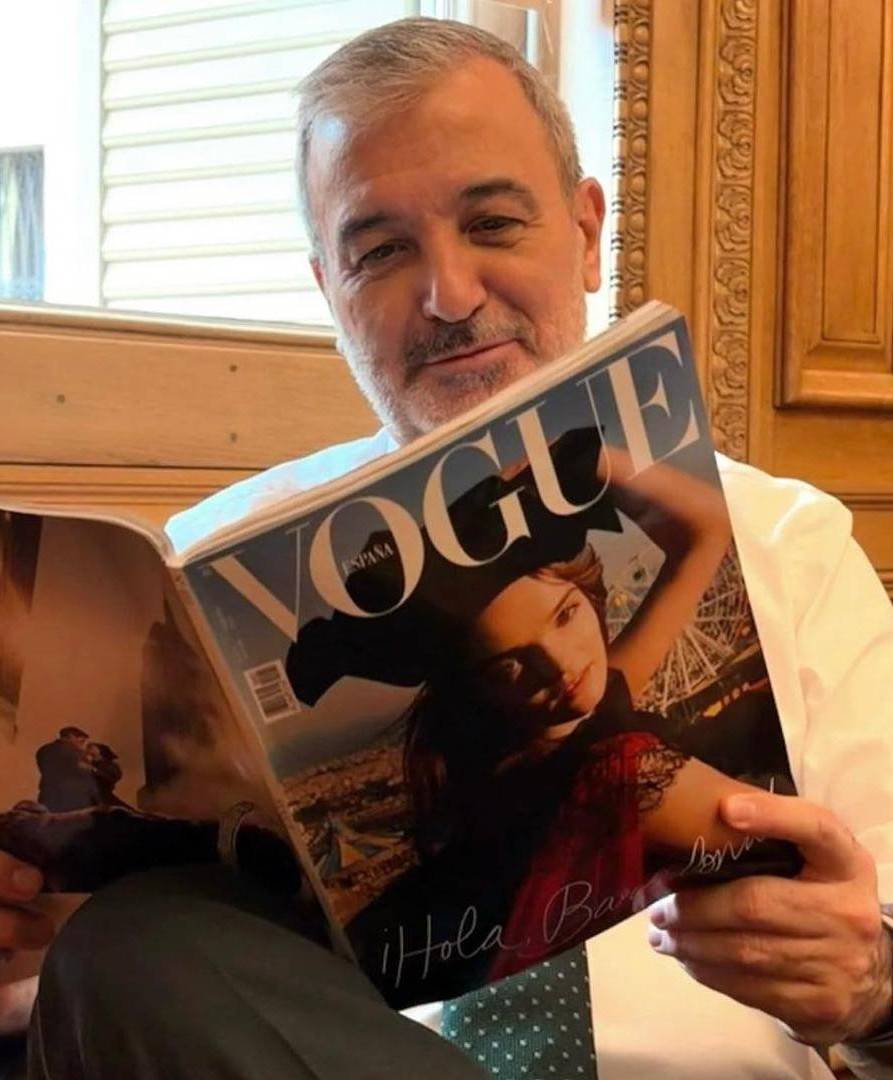 Jaume Collboni fullejant la revista Vogue