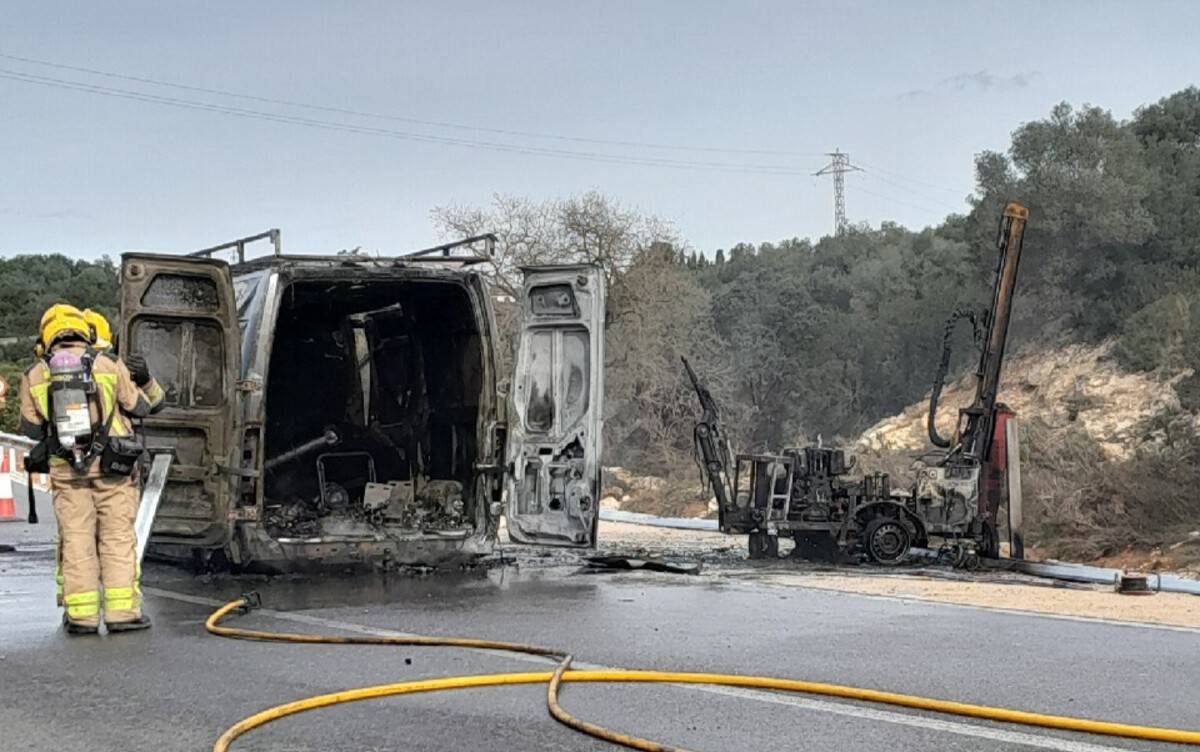 Extingit l'incendi d'una furgoneta a la TV-3317 a Freginals