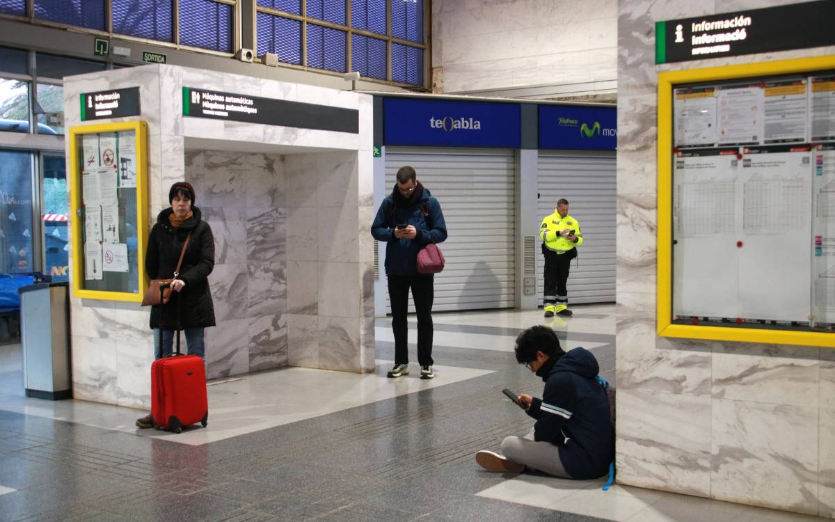 Jornada de caos a l'estació de Reus en la represa del servei ferroviari: desinformació i retards