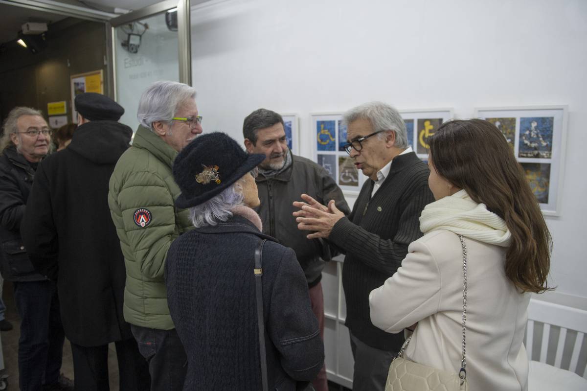 L`artista, parlant amb convidats a la inauguració de la mostra, el passat 9 de gener - Alberto Tallón L`artista, parlant amb convidats a la inauguració de la mostra, el passat 9 de gener