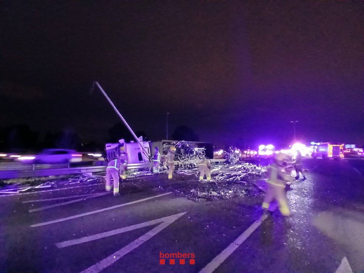 Retencions quilomètriques a l'AP-7 per un camió bolcat al Papiol que ha tallat fins a sis carrils