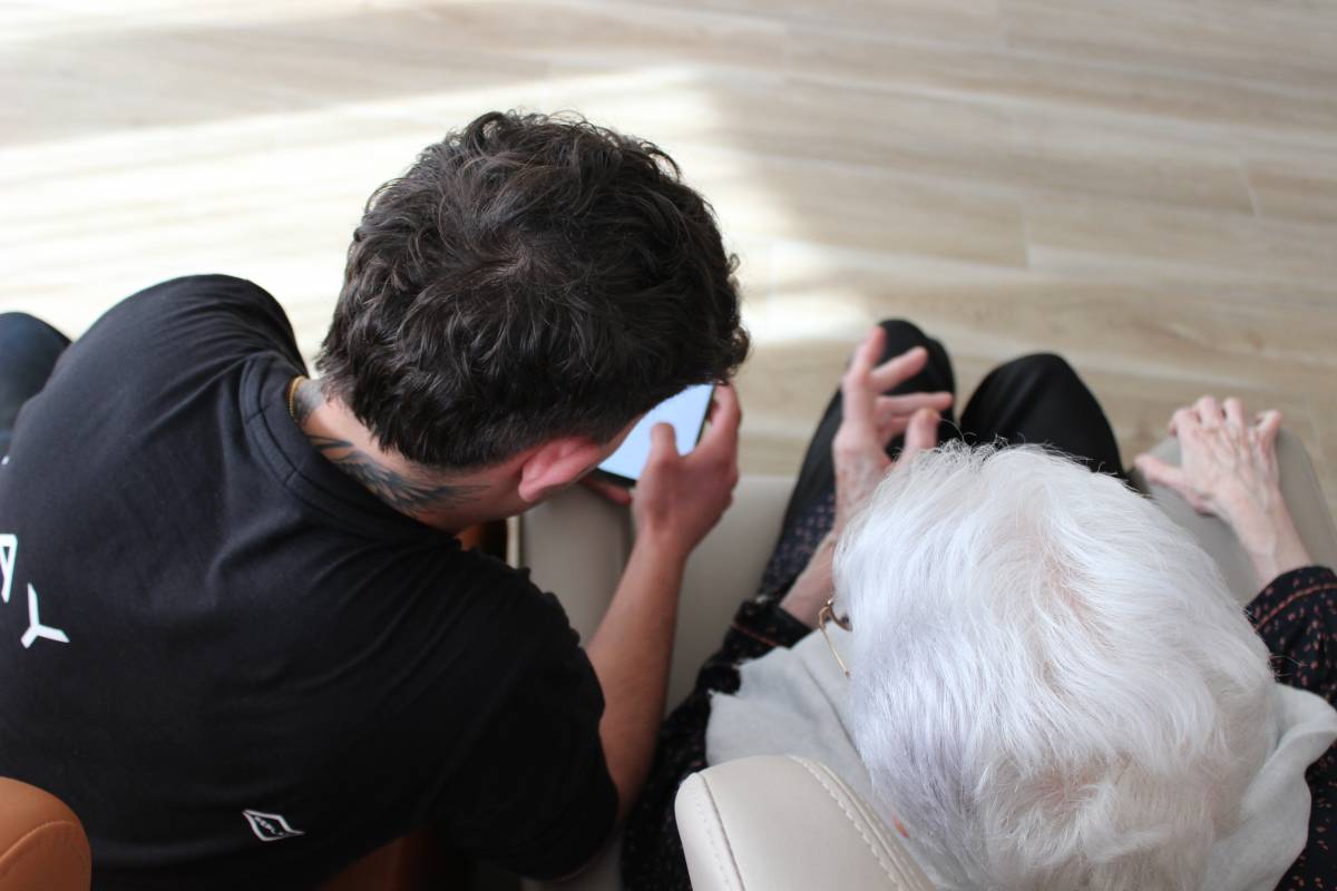 En marxa una nova edició del programa intergeneracional «Veus sàvies, mirades joves»