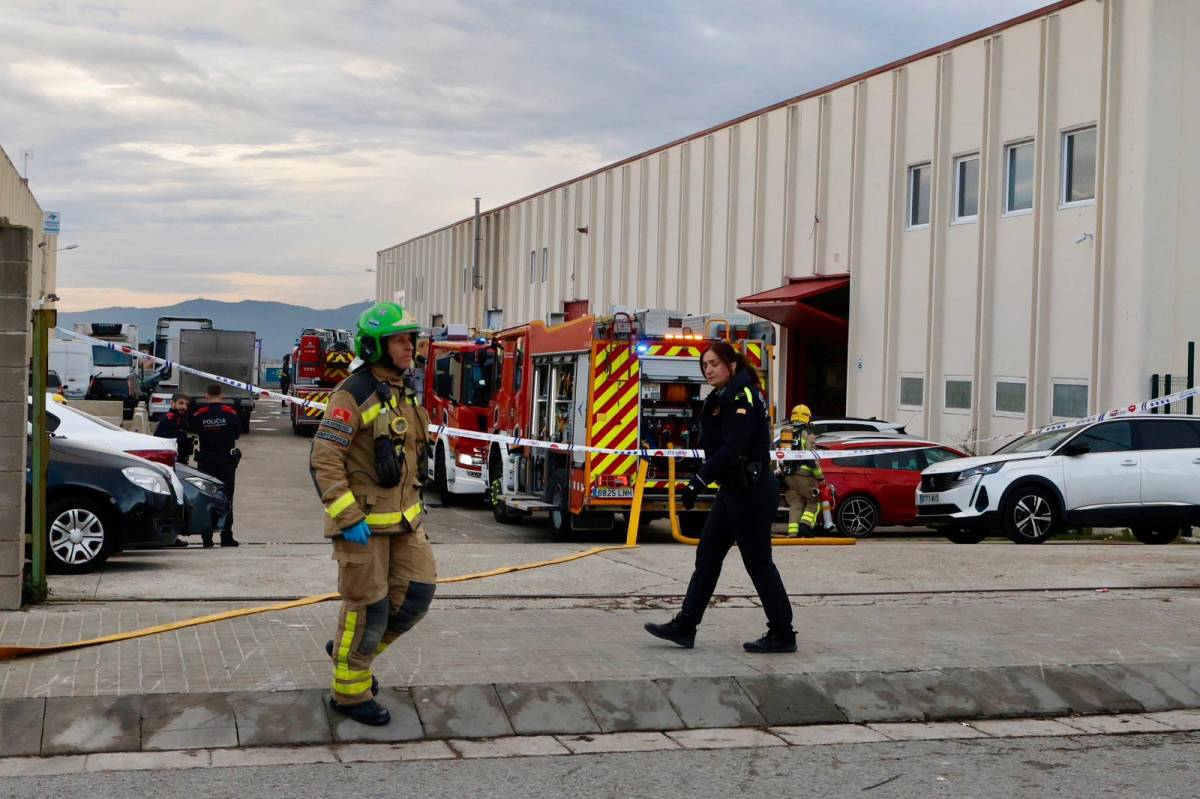 Onze dotacions de Bombers treballen en l'extinció d'un incendi en una empresa de pintures de Sabadell