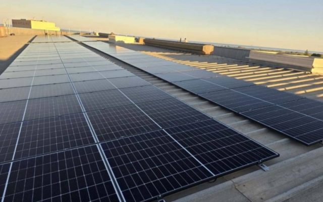 Alcanar avança en la transformació energètica amb plaques solars al Centre Cívic