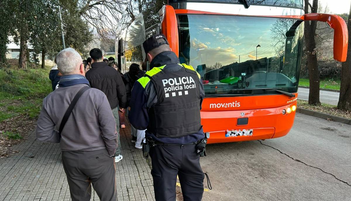 La policia de Llinars fa controls d'alcoholèmia als busos escolars