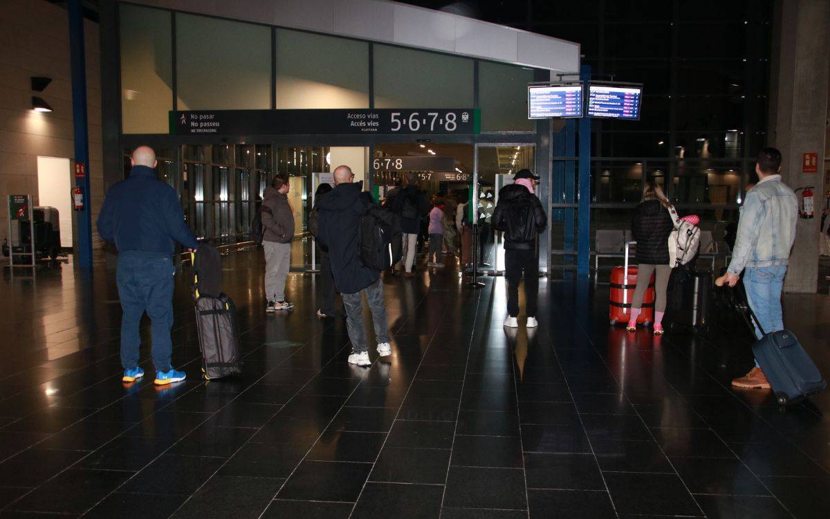 Els usuaris del tren de Tarragona aposten per l'AVE per esquivar el caos de Rodalies