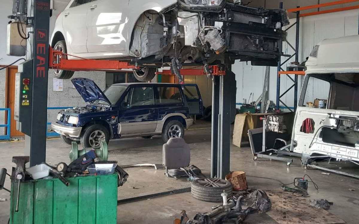 Els Mossos d’Esquadra denuncien un taller il·legal a l’Alt Camp i detenen un jove amb 14 antecedents