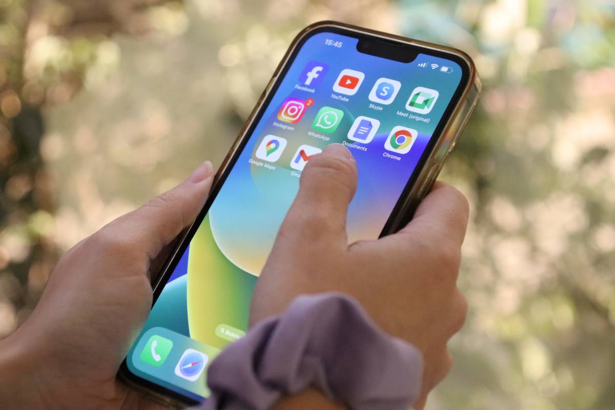 Més límits al mòbil, però més malestar digital entre l'alumnat adolescent de Barcelona