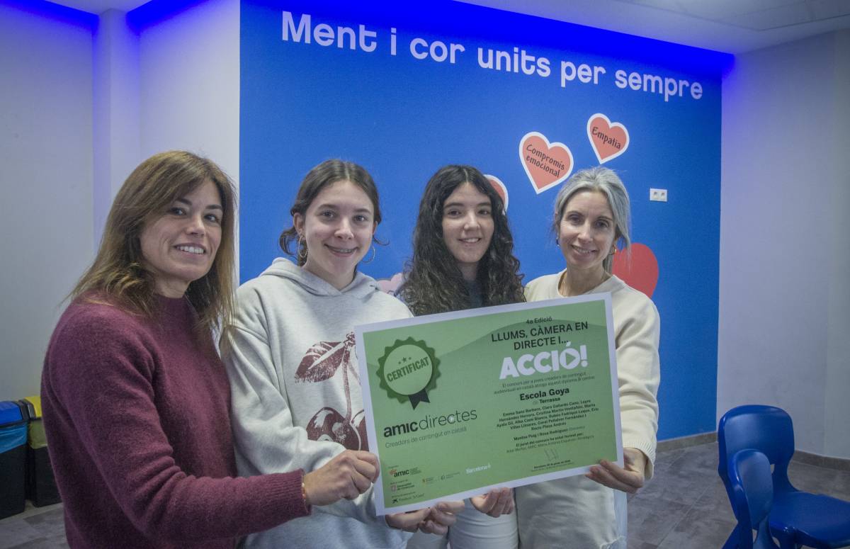 L`Alba i la Marta, amb les seves professores Montserrat Puig i Rosa Rodríguez, i el diploma guanyador - Nebridi Aróztegui L`Alba i la Marta, amb les seves professores Montserrat Puig i Rosa Rodríguez, i el diploma guanyador