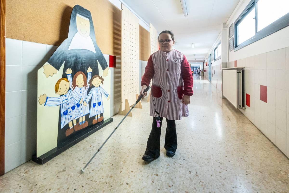 Aprendre a l’aula sense veure-hi: el dia a dia de la Yumara a l'escola