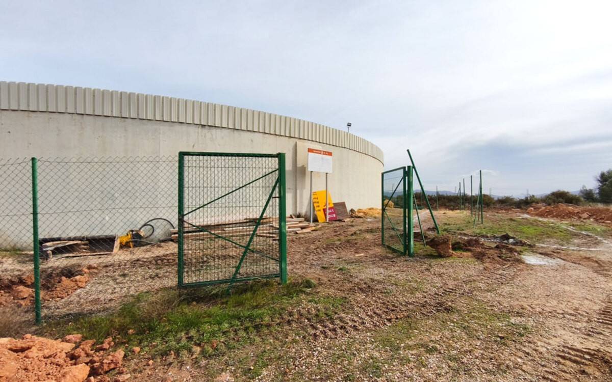 En marxa la instal·lació de la nova planta de filtres de carboni per a la xarxa d’aigua potable a Flix