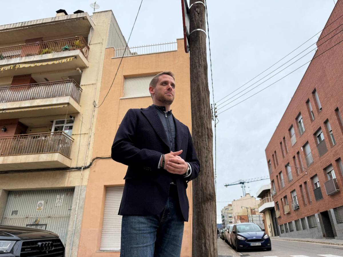 El PSC exigeix un pla integral per retirar els 522 pals de llum que "saturen" els barris