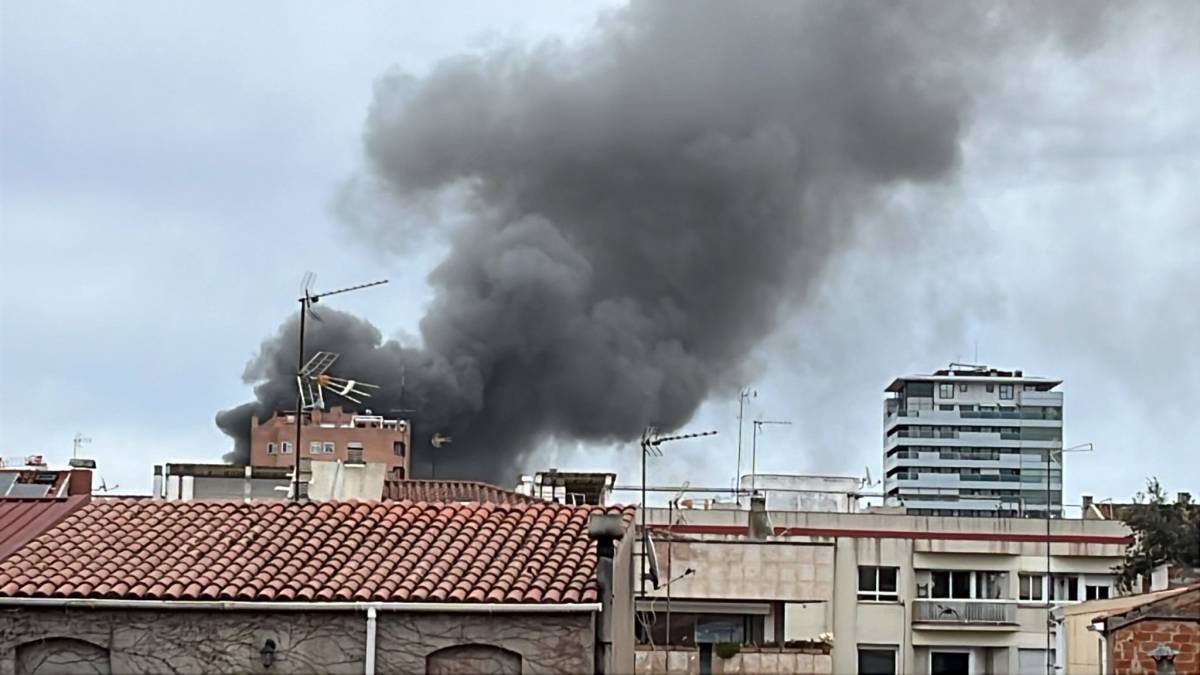 VÍDEO | Aparatós incendi en una nau industrial a tocar de l'Autònoma a Sabadell