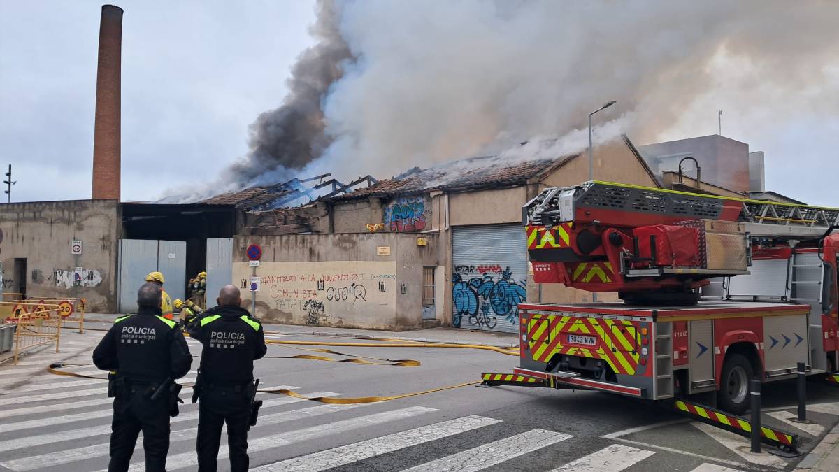 Dispositiu per l`incendi en una nau de Sabadell