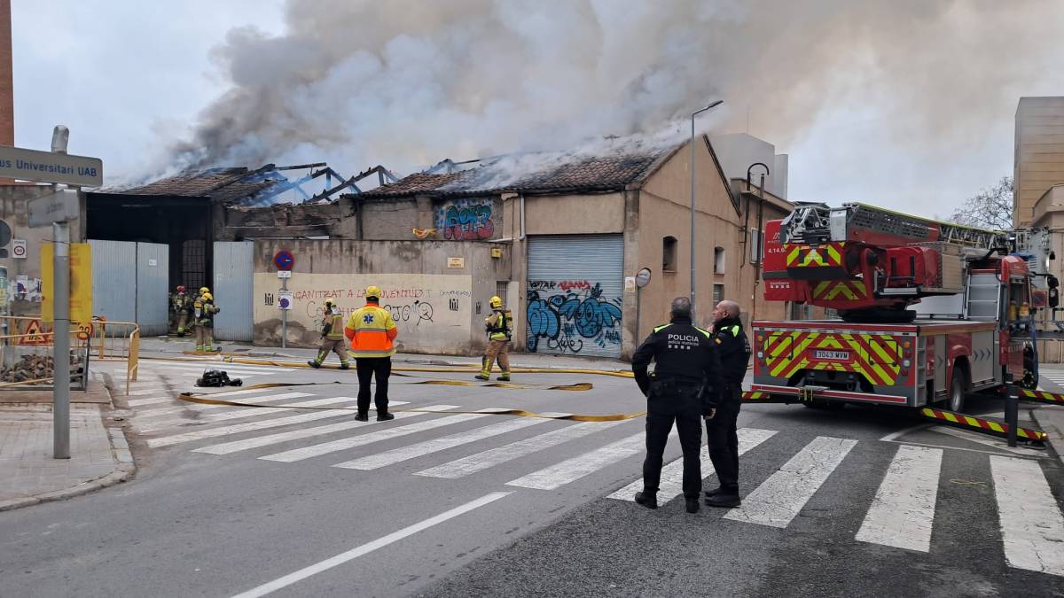 Dispositiu per l`incendi en una nau de Sabadell