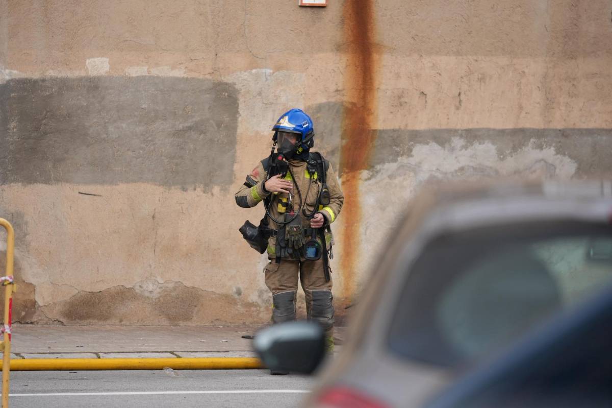 Ampli desplegament per l`incendi a Sabadell
